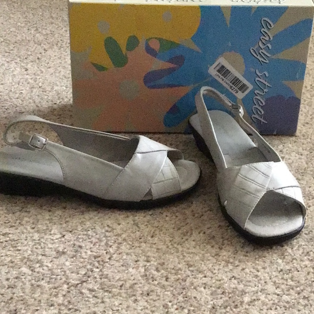 NWT-  cute Sandal, light gray
